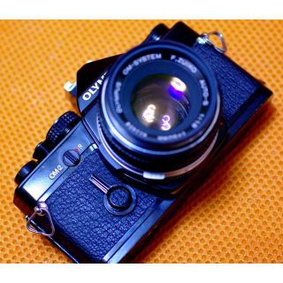 オリンパス(OLYMPUS)のオリンパスＯＭ２ブラック。モルト、ペンタプリズム交換済み。３５～７０ズーム付き。(フィルムカメラ)