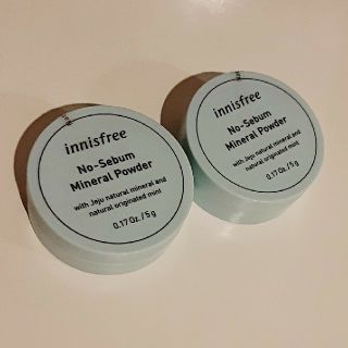 イニスフリー(Innisfree)のなの様専用☆新品　イニスフリー　ノーセバムミネラルパウダー　　(プレゼント付き)(フェイスパウダー)