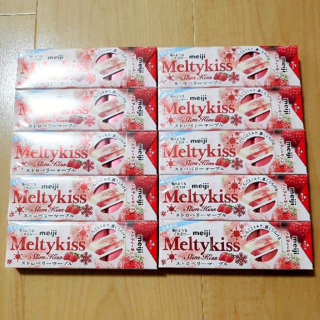 明治(メイジ)のメルティーキッス　スリムキッス　ストロベリーマーブル　10個　チョコレート　菓子 食品/飲料/酒の食品(菓子/デザート)の商品写真