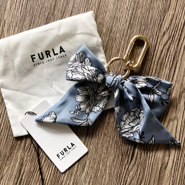 Furla(フルラ)の新品 フルラ スカーフ リボン キーホルダー 花柄 20〜21年秋冬新作♡ メンズのファッション小物(キーホルダー)の商品写真