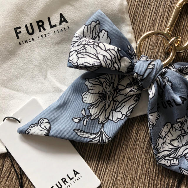 Furla(フルラ)の新品 フルラ スカーフ リボン キーホルダー 花柄 20〜21年秋冬新作♡ メンズのファッション小物(キーホルダー)の商品写真