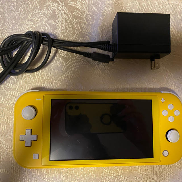無料配達 Nintendo イエロー Lite Switch 【美品】Nintendo - Switch 携帯用ゲーム機本体