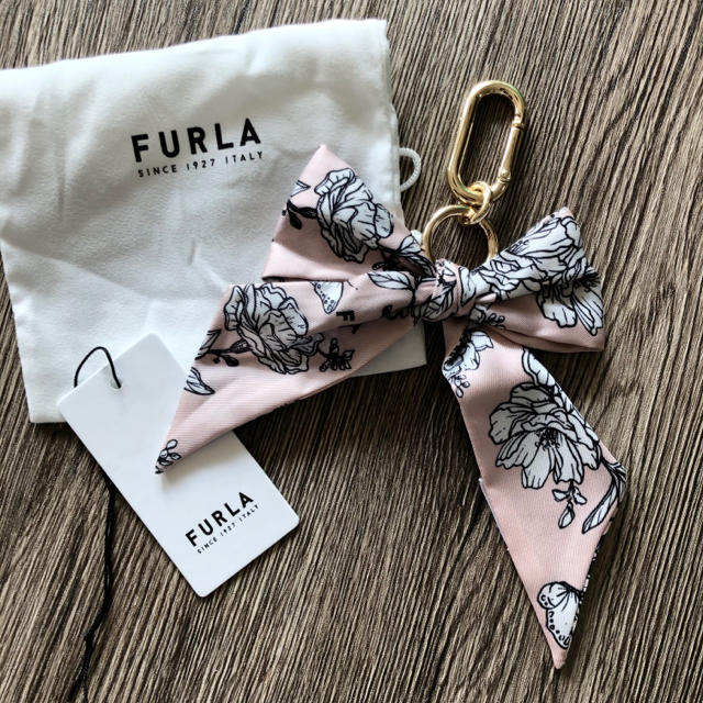 Furla(フルラ)の新品 フルラ スカーフ リボン キーホルダー 花柄 20〜21年秋冬新作♡ メンズのファッション小物(キーホルダー)の商品写真