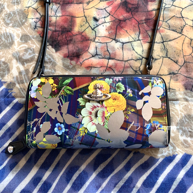 Vivienne Westwood(ヴィヴィアンウエストウッド)のヴィヴィアン　ショルダー付き財布　スマホケース レディースのファッション小物(財布)の商品写真