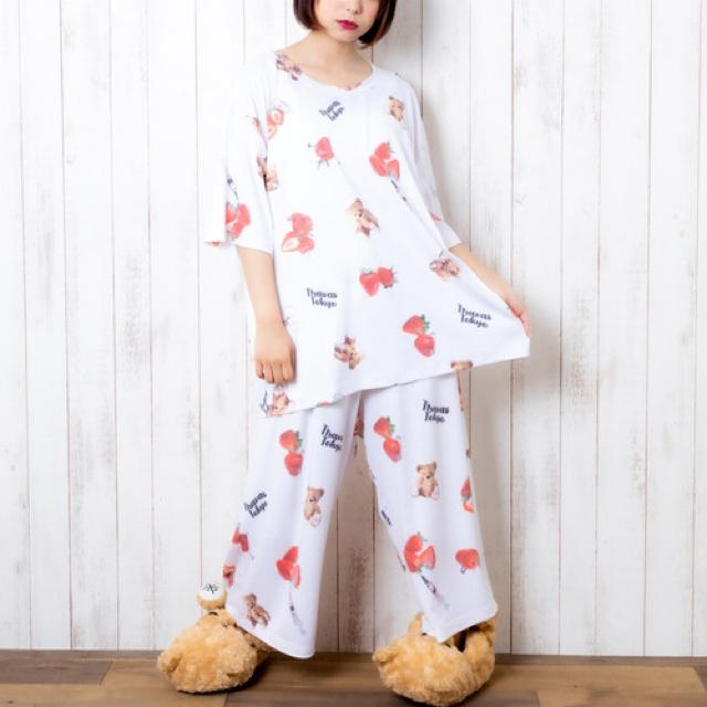 FUGA(フーガ)のTRAVAS TOKYO Strawberry bearルームウェア メンズのトップス(Tシャツ/カットソー(半袖/袖なし))の商品写真