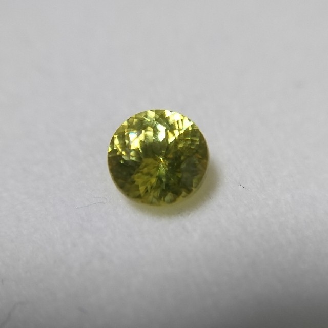 マダガスカル産 スフェーン 0.61ct 5mmラウンド ハンドメイドの素材/材料(各種パーツ)の商品写真