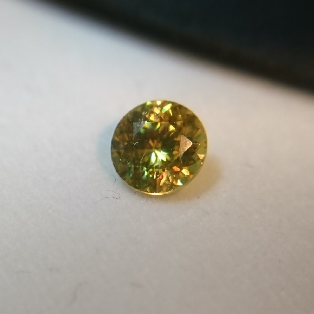 マダガスカル産 スフェーン 0.61ct 5mmラウンド ハンドメイドの素材/材料(各種パーツ)の商品写真