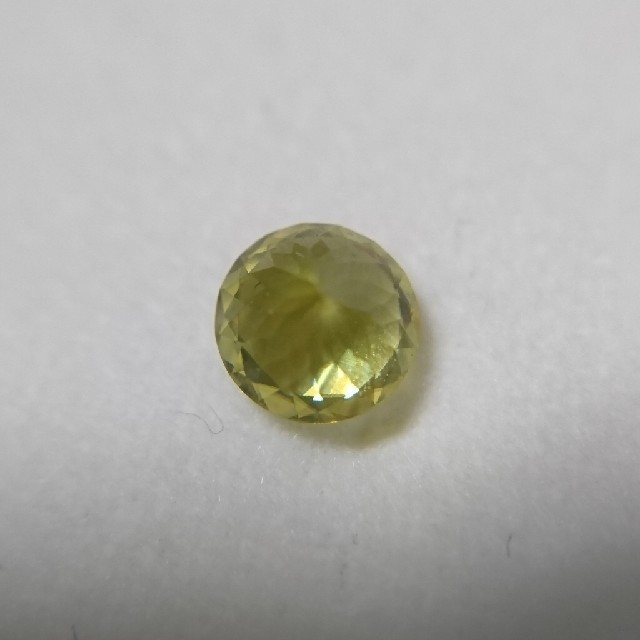 マダガスカル産 スフェーン 0.61ct 5mmラウンド ハンドメイドの素材/材料(各種パーツ)の商品写真