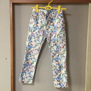 グローブ(grove)のgrove 花柄パンツ(クロップドパンツ)