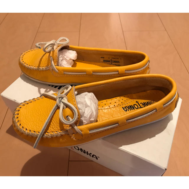 Minnetonka(ミネトンカ)のMINNETONKAモカシンイエローレザー レディースの靴/シューズ(スリッポン/モカシン)の商品写真