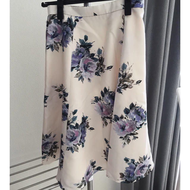 JUSGLITTY(ジャスグリッティー)の花柄フレアスカート レディースのスカート(ひざ丈スカート)の商品写真