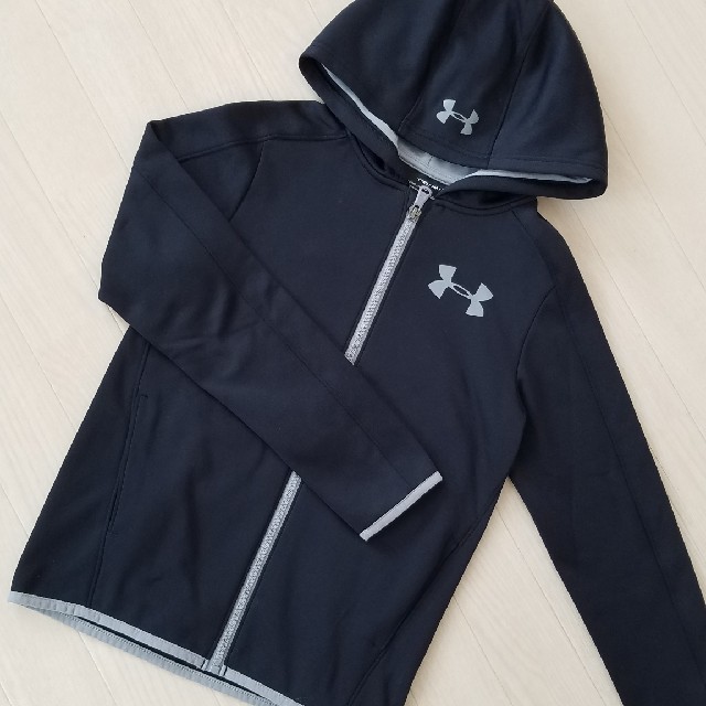 UNDER ARMOUR(アンダーアーマー)のアンダーアーマー パーカー140cm キッズ/ベビー/マタニティのキッズ服男の子用(90cm~)(ジャケット/上着)の商品写真