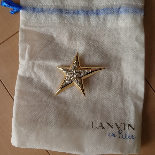 LANVIN en Bleu(ランバンオンブルー)のLANVINオンブルーブローチ レディースのアクセサリー(ブローチ/コサージュ)の商品写真