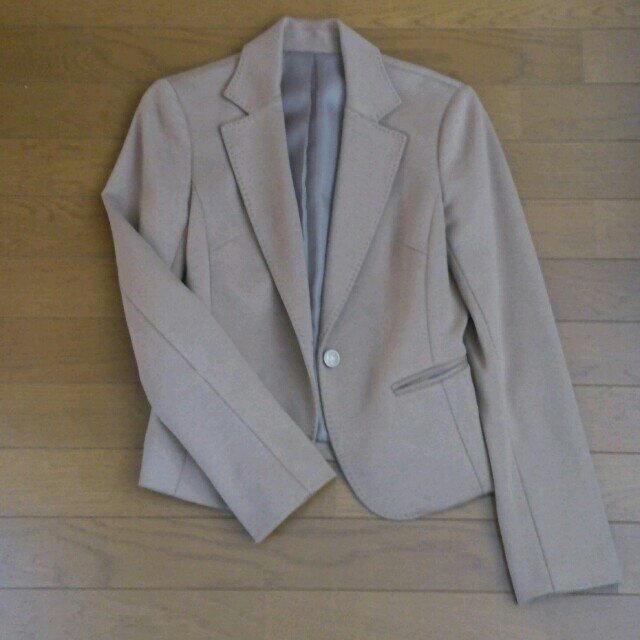 UNIQLO(ユニクロ)のキャメル色 長袖ジャケット レディースのジャケット/アウター(テーラードジャケット)の商品写真