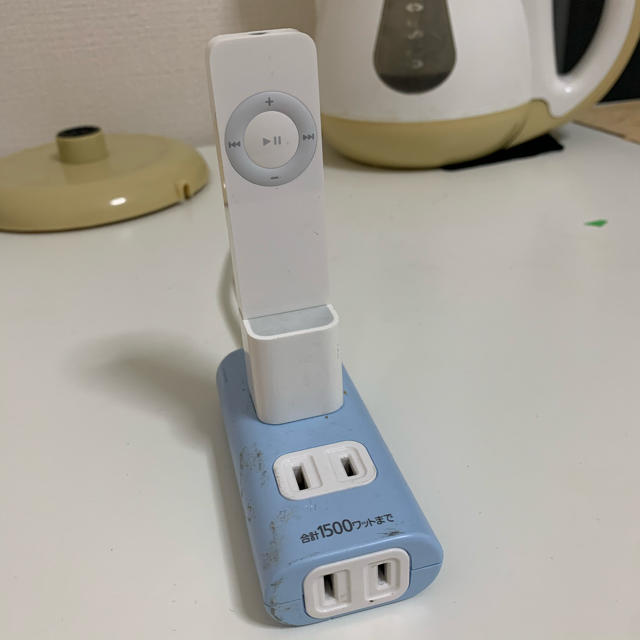 Apple(アップル)の【本日発送】アダプター付き　iPod shuffle 美品 スマホ/家電/カメラのオーディオ機器(ポータブルプレーヤー)の商品写真