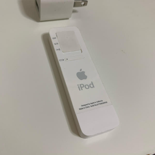 Apple(アップル)の【本日発送】アダプター付き　iPod shuffle 美品 スマホ/家電/カメラのオーディオ機器(ポータブルプレーヤー)の商品写真