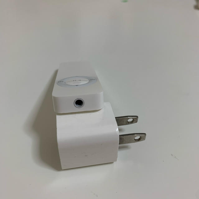 Apple(アップル)の【本日発送】アダプター付き　iPod shuffle 美品 スマホ/家電/カメラのオーディオ機器(ポータブルプレーヤー)の商品写真