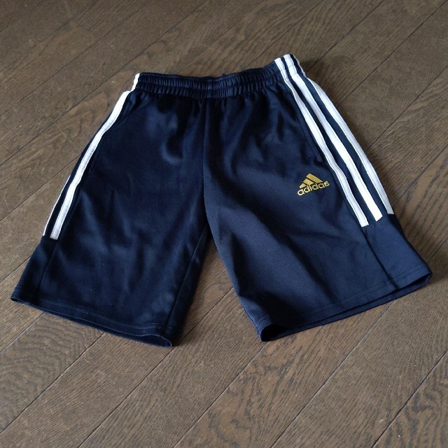 adidas(アディダス)のアディダス ハーフパンツ 120サイズ キッズ/ベビー/マタニティのキッズ服男の子用(90cm~)(パンツ/スパッツ)の商品写真