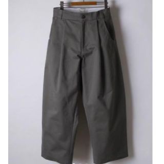 コモリ(COMOLI)のBEN / peached cotton twill volume pants(スラックス)