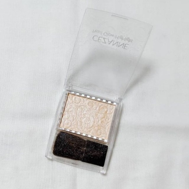 CEZANNE（セザンヌ化粧品）(セザンヌケショウヒン)のセザンヌ　パールグロウハイライト01　シャンパンベージュ コスメ/美容のベースメイク/化粧品(フェイスカラー)の商品写真