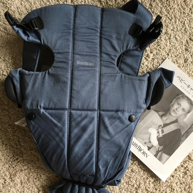 BABYBJORN(ベビービョルン)の専用☆ベビービョルン　キャリア　ミニ　保証付き　2020年3月に購入 キッズ/ベビー/マタニティの外出/移動用品(抱っこひも/おんぶひも)の商品写真