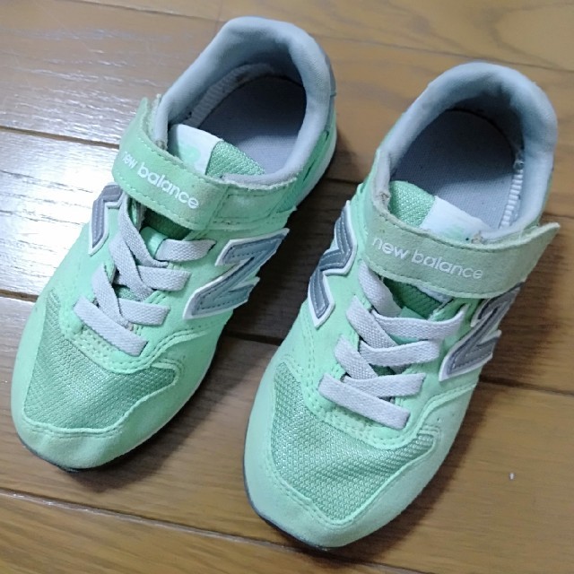 New Balance(ニューバランス)の【中古】ニューバランス　17 キッズ/ベビー/マタニティのキッズ靴/シューズ(15cm~)(スニーカー)の商品写真