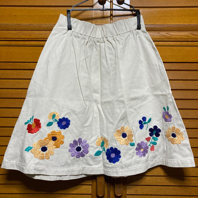 Par Avion(パラビオン)の花刺繍スカート＊パラビオン レディースのスカート(ひざ丈スカート)の商品写真