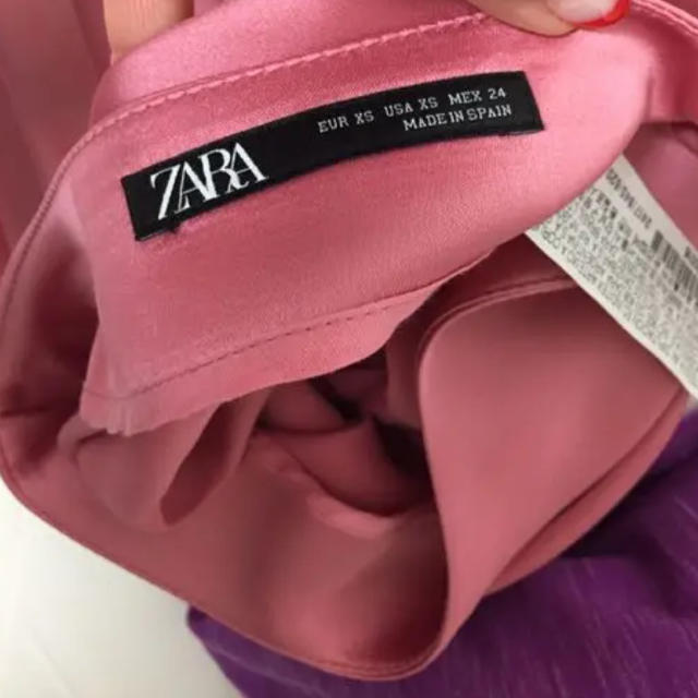 ZARA(ザラ)のほぼ新品ザラZARA今季19秋冬サテンスカートXSピンク レディースのスカート(ロングスカート)の商品写真