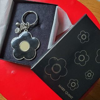 マリークワント(MARY QUANT)のチャーム付きキーホルダー(キーホルダー)