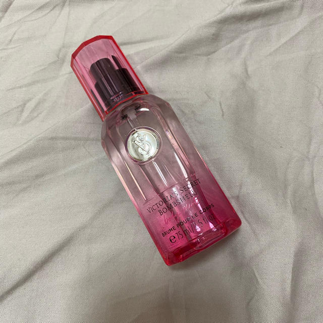 Victoria's Secret(ヴィクトリアズシークレット)のVICTORIA'S SECRET BOMBSHELL body mist コスメ/美容の香水(香水(女性用))の商品写真