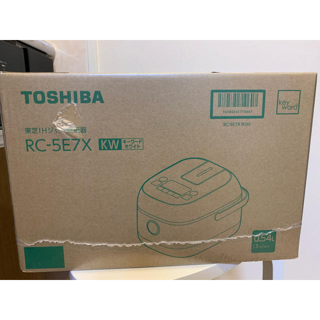 東芝(トウシバ)の東芝炊飯ジャー3合新品未開封品 スマホ/家電/カメラの調理家電(炊飯器)の商品写真