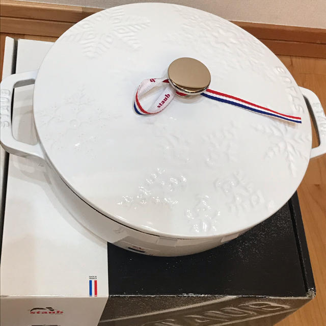 STAUB(ストウブ)のラスト１点【新品未使用】staub スノークリスタルココット 24cm ホワイト インテリア/住まい/日用品のキッチン/食器(鍋/フライパン)の商品写真