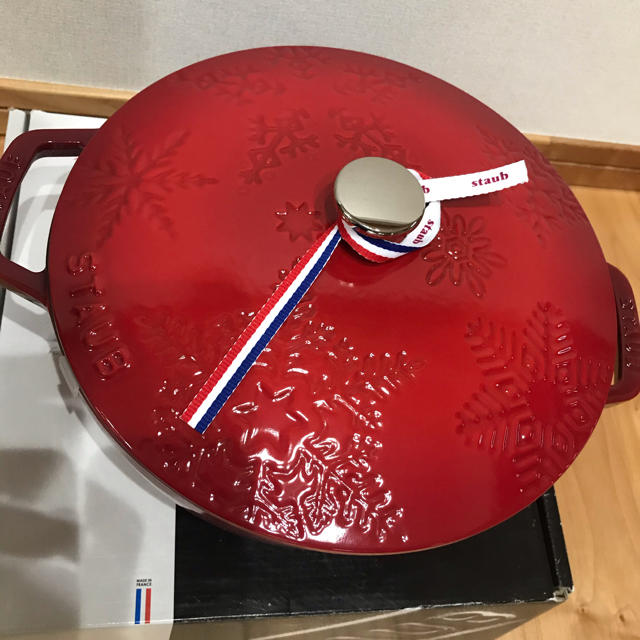 キッチン/食器レア限定色【新品未使用】staub スノークリスタルココット 24cm チェリー