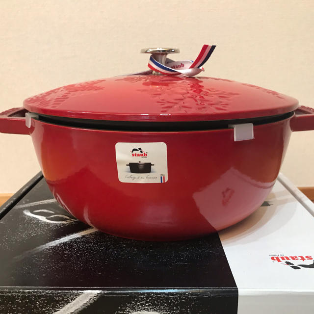 オーブンは STAUB スノークリスタルココット24cm ホワイトの通販 by なお｜ストウブならラクマ - レア限定品staub ーホリデー