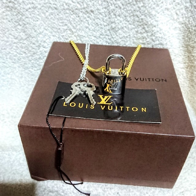 LOUIS VUITTON(ルイヴィトン)のルイヴィトン シルバー カデナ南京錠、鍵2本付き！ メンズのアクセサリー(ネックレス)の商品写真