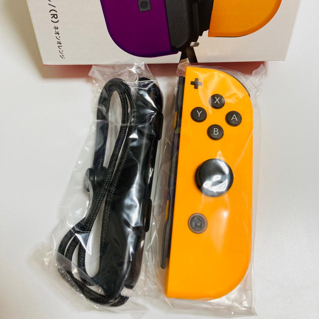 Nintendo Switch(ニンテンドースイッチ)の【新品】joy-con（R）ネオンオレンジ エンタメ/ホビーのゲームソフト/ゲーム機本体(家庭用ゲーム機本体)の商品写真