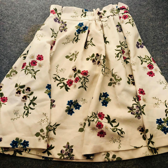 And Couture(アンドクチュール)の花柄　膝丈スカート レディースのスカート(ひざ丈スカート)の商品写真