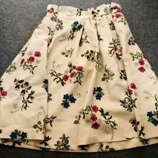 アンドクチュール(And Couture)の花柄　膝丈スカート(ひざ丈スカート)