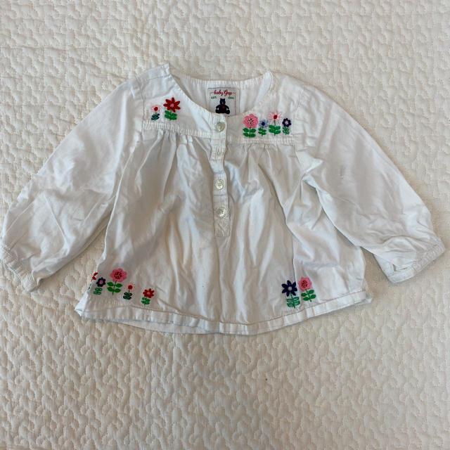 babyGAP(ベビーギャップ)のbaby GAP カットソー　刺繍 キッズ/ベビー/マタニティのベビー服(~85cm)(シャツ/カットソー)の商品写真