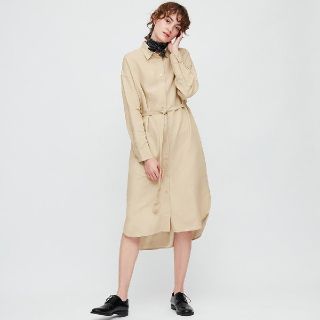 ユニクロ(UNIQLO)の未使用　ユニクロ　リネンブレンドシャツワンピース（長袖）　ベージュ　M(ロングワンピース/マキシワンピース)