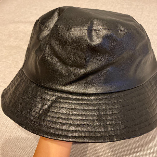 EVRIS(エヴリス)のレザーバケットハット　ブラック レディースの帽子(ハット)の商品写真