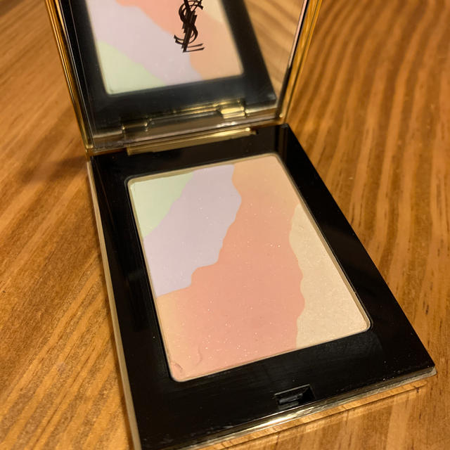 Yves Saint Laurent Beaute(イヴサンローランボーテ)のイヴ・サンローラン　フェイスパウダー コスメ/美容のベースメイク/化粧品(フェイスパウダー)の商品写真