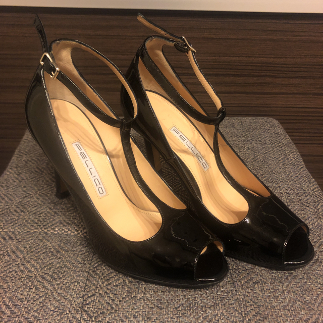 PELLICO(ペリーコ)のPELLICO ペリーコ エナメル ストラップ型パンプス　ブラック レディースの靴/シューズ(ハイヒール/パンプス)の商品写真