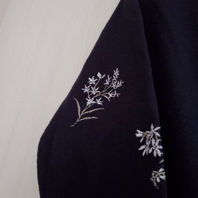 JUSGLITTY(ジャスグリッティー)のジャスクリッティー ♡ フラワー刺繍　Vネックニット レディースのトップス(ニット/セーター)の商品写真