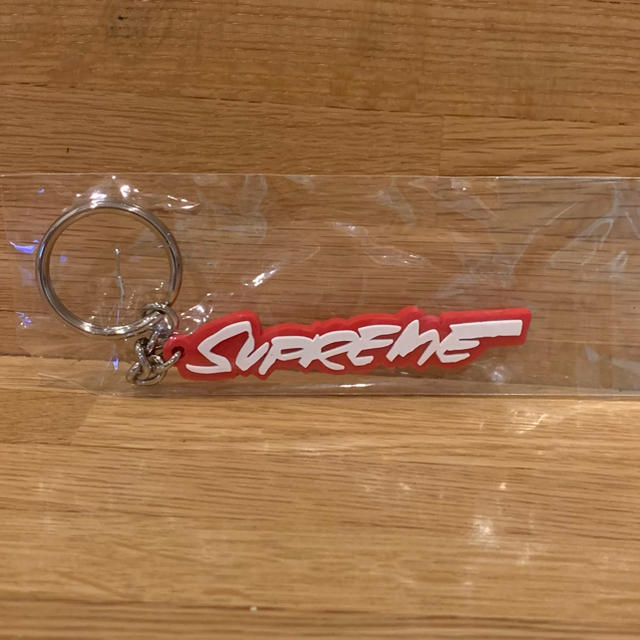 Supreme(シュプリーム)の完売‼️Supreme Futura Logo Keychain 赤 新品 送込 メンズのファッション小物(キーホルダー)の商品写真