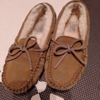 アグ(UGG)のあゆりお様専用　UGGキッズムートンモカシン(スリッポン)