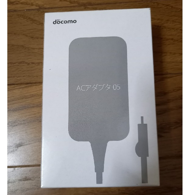 NTTdocomo(エヌティティドコモ)のNTTdocomo　急速充電対応ACアダプター　05 スマホ/家電/カメラのスマートフォン/携帯電話(バッテリー/充電器)の商品写真