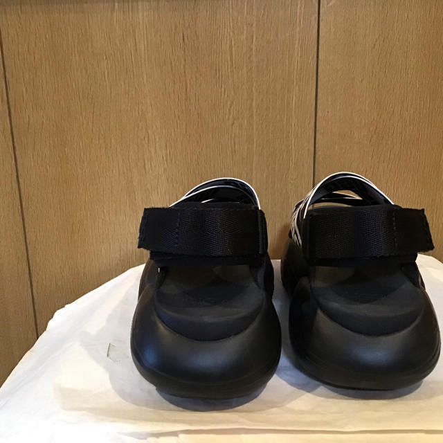 UGG(アグ)のUGG  アグ　厚底サンダル　ブラック レディースの靴/シューズ(サンダル)の商品写真