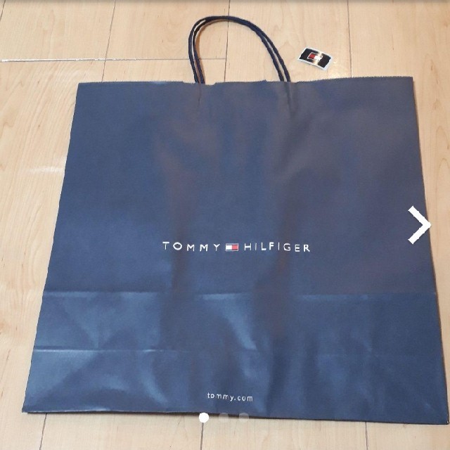 TOMMY HILFIGER(トミーヒルフィガー)のTOMMY HILFIGERショップ袋 紙袋 レディースのバッグ(ショップ袋)の商品写真