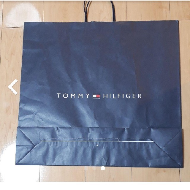 TOMMY HILFIGER(トミーヒルフィガー)のTOMMY HILFIGER大きなショップ袋 紙袋 レディースのバッグ(ショップ袋)の商品写真